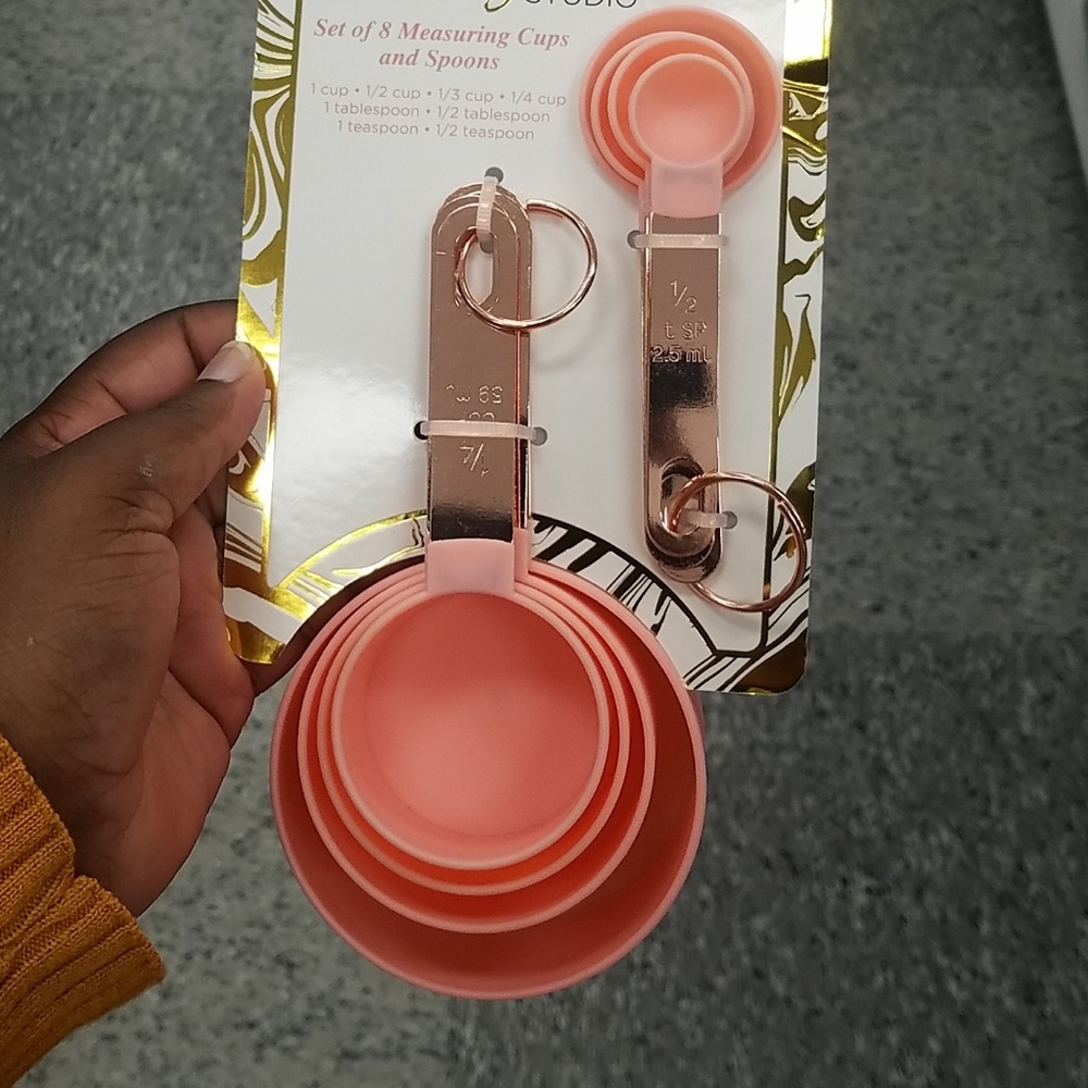 Measuring cups and spoons